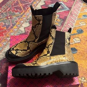 Tory Burch Chelsea Lug Boot
